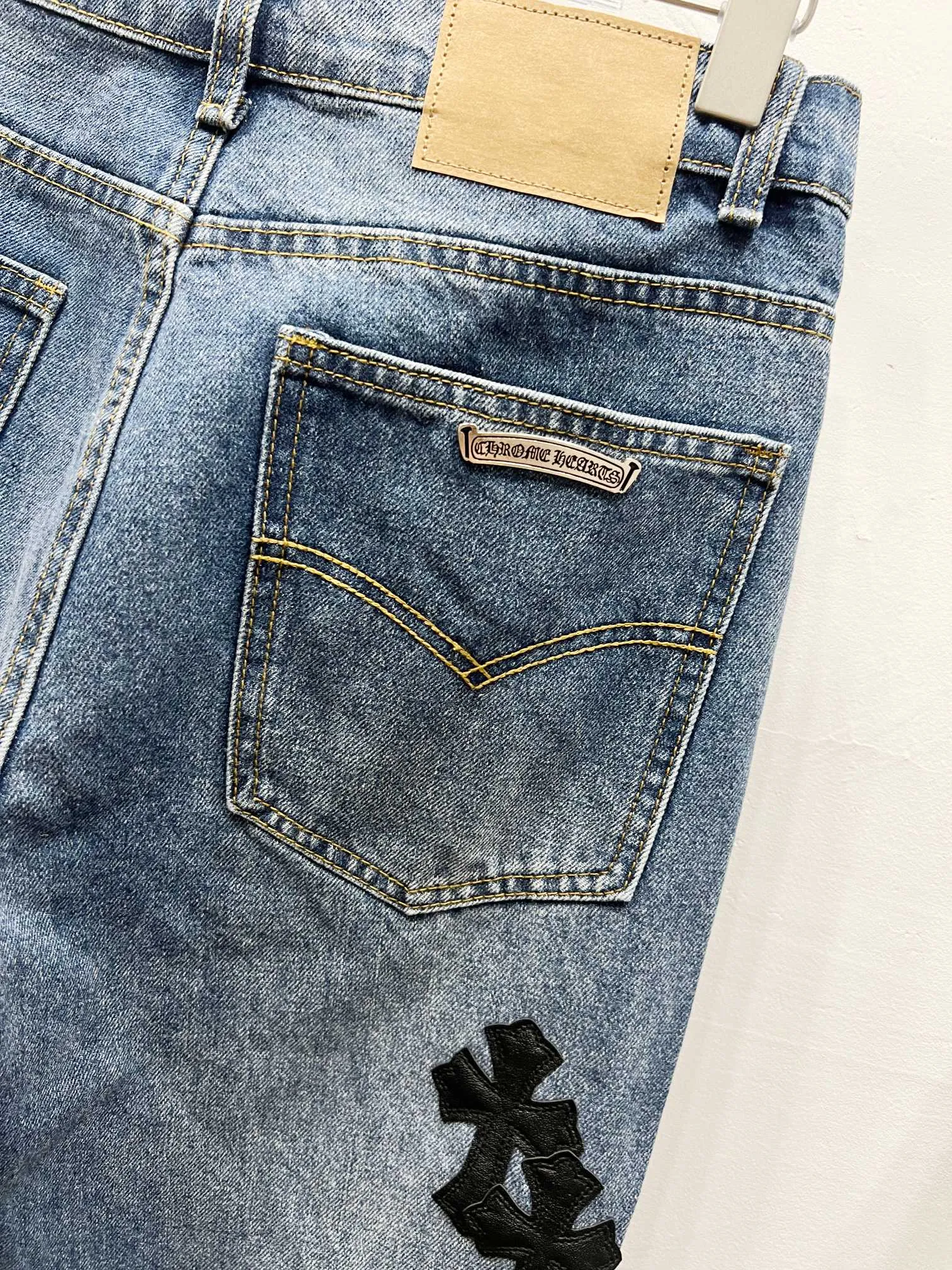 P260 Style No.: (c027) Chrome Hearts & Chrome Hearts Blue Bull Starry Sky Patchwork Leather Cross Jeans - Using starry sky theme patchwork leather elements, mostly presented in the shape of a cross. There is glitter on the surface of the leather, which is dazzling under the light. The unique design has simple and elegant details, exquisite workmanship, the entire trousers are neatly routed, and the details are in place! It’s so cool that both men and women can easily control the genderless trend!  Color: blue Size: S-M-L-XL-XXL